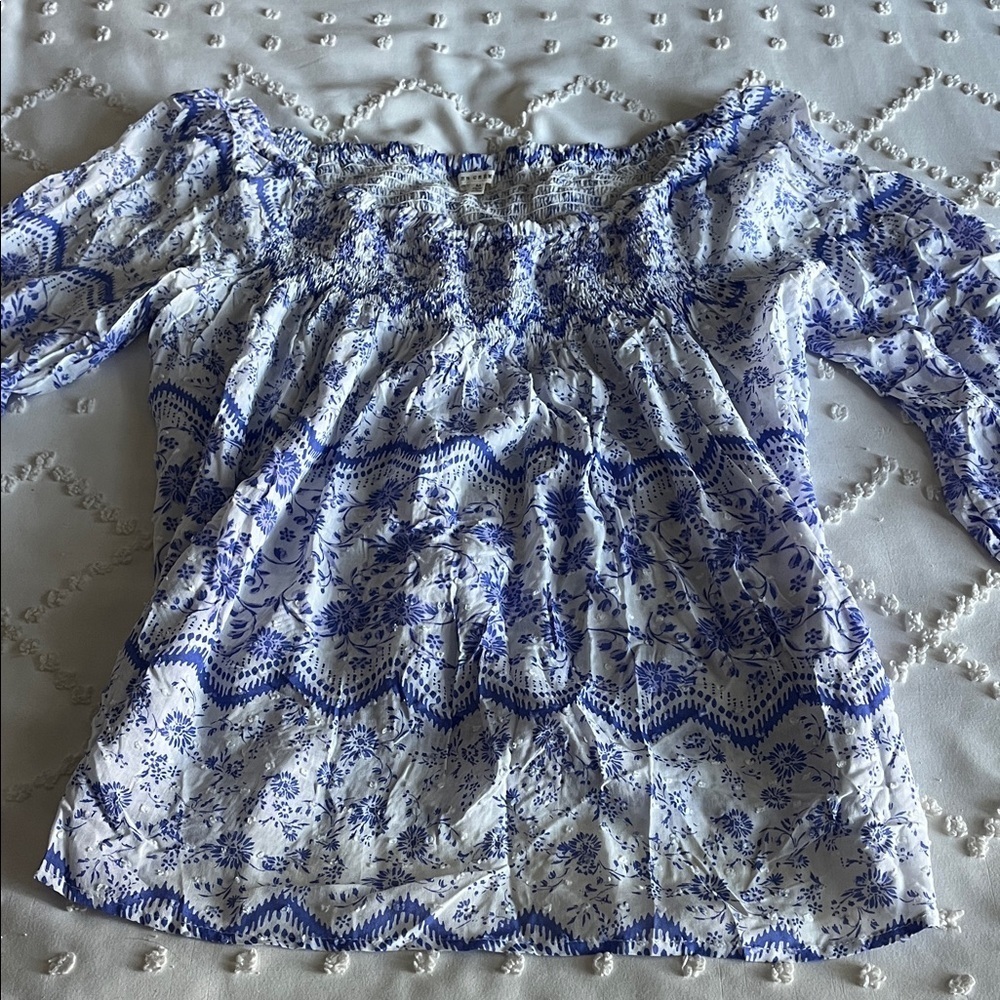 En Creme Floral Blue and White Flowy Boho Blouse Size Medium - Picture 6 of 11